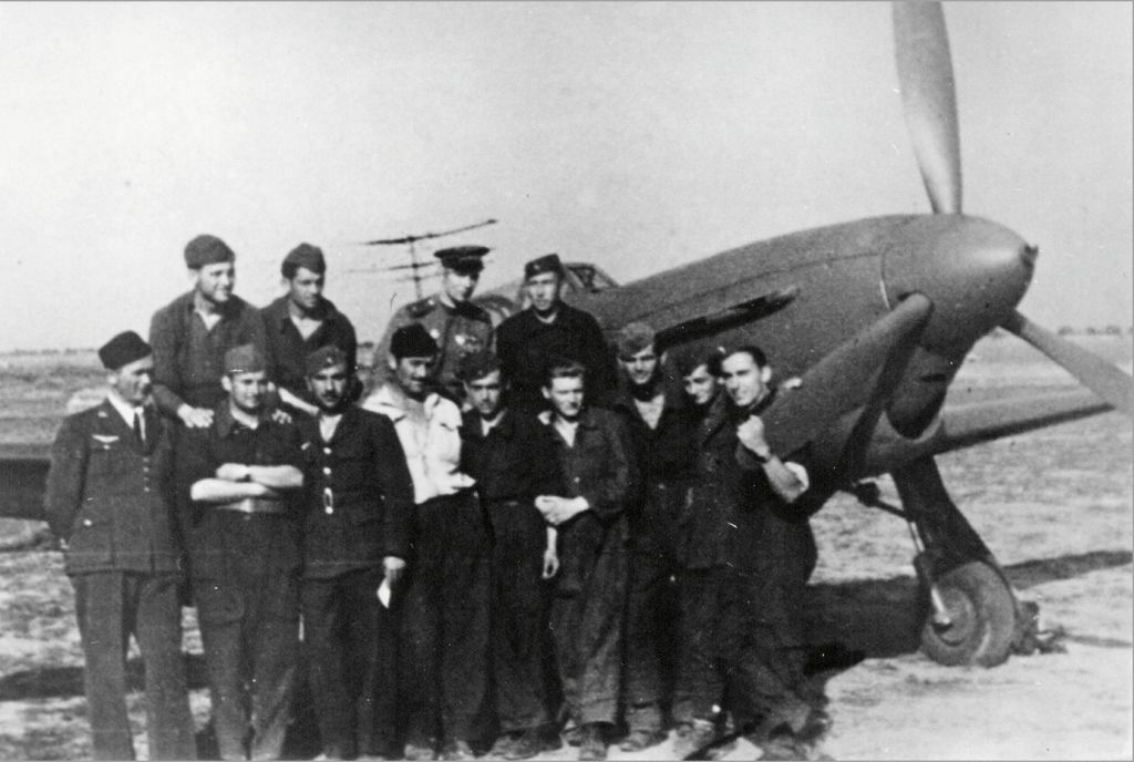 Foto: Piloti i osoblje 111. lovackog vazduhoplovnog puka pored aviona JAK-1 na somborskom aerodromu, maja 1945. godine/Privatna arhiva / Milan Stepanović