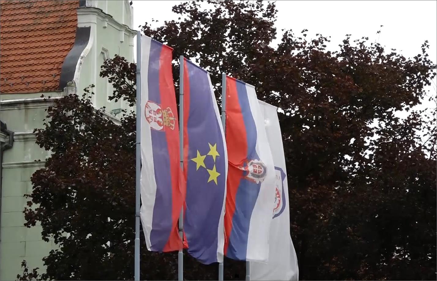 Opstinska zgrada i zastave