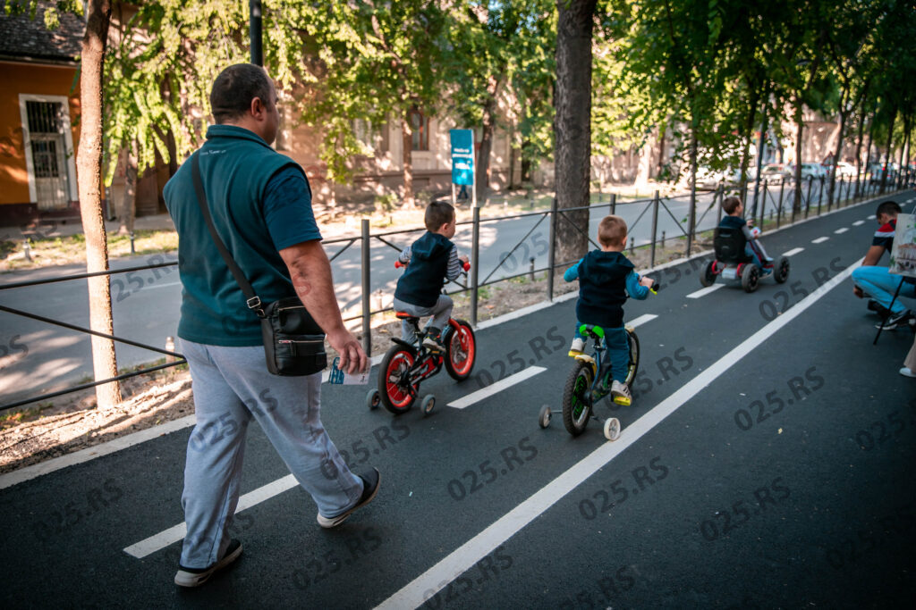 Deca na biciklističkoj stazi