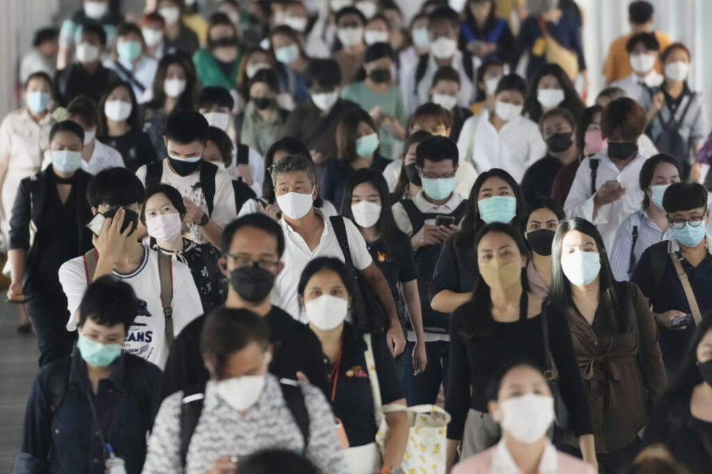 Kancelarijski službenici u Bangkoku (Tajland) nose maske kako bi sprečili širenje korona virusa.