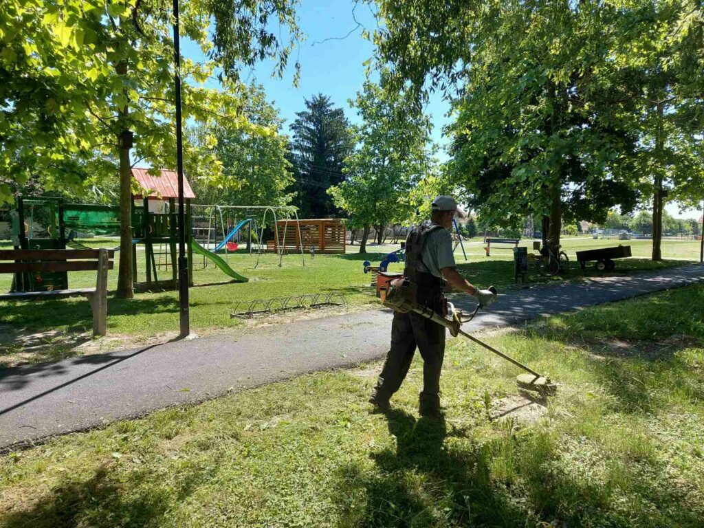 Bezdan - košenje javnih zelenih površina