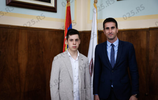 Sombor - gradonačelnik Ratković uručio ugovor stipendisti grada