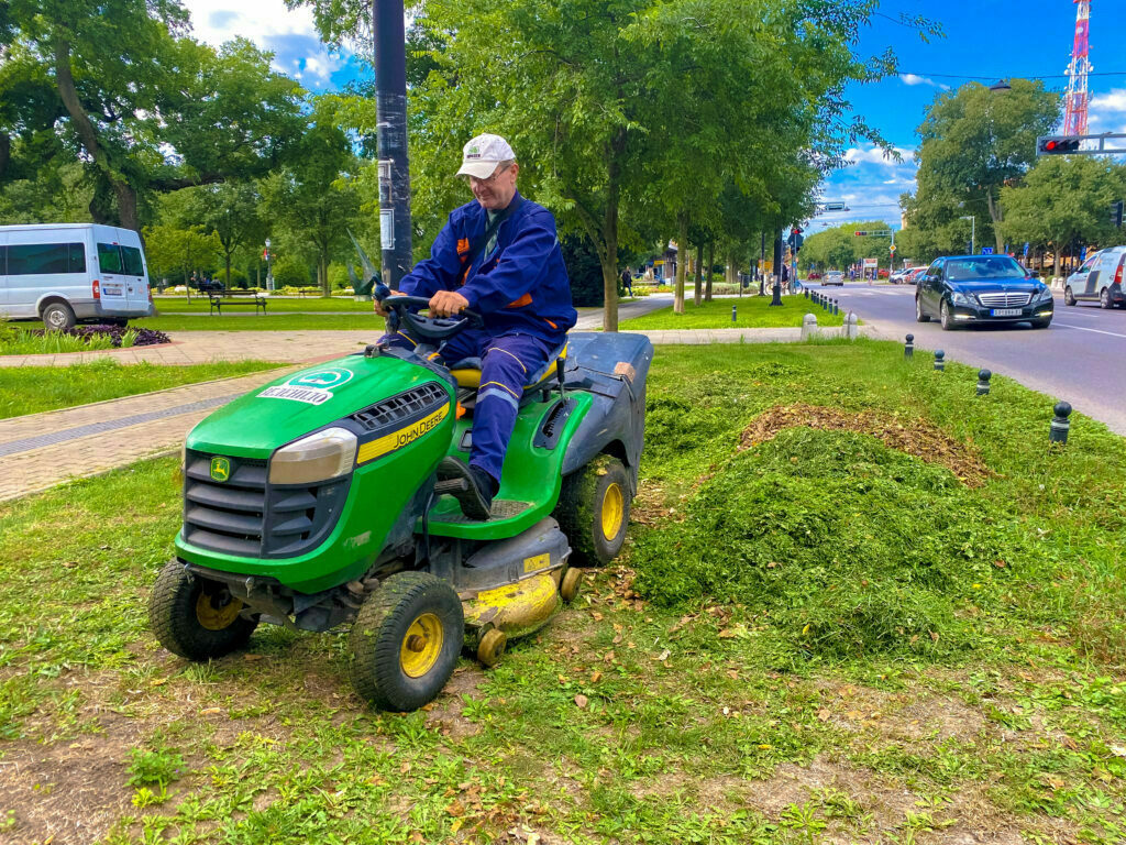 JKP Zelenilo Sombor - košenje zelenih površina 1