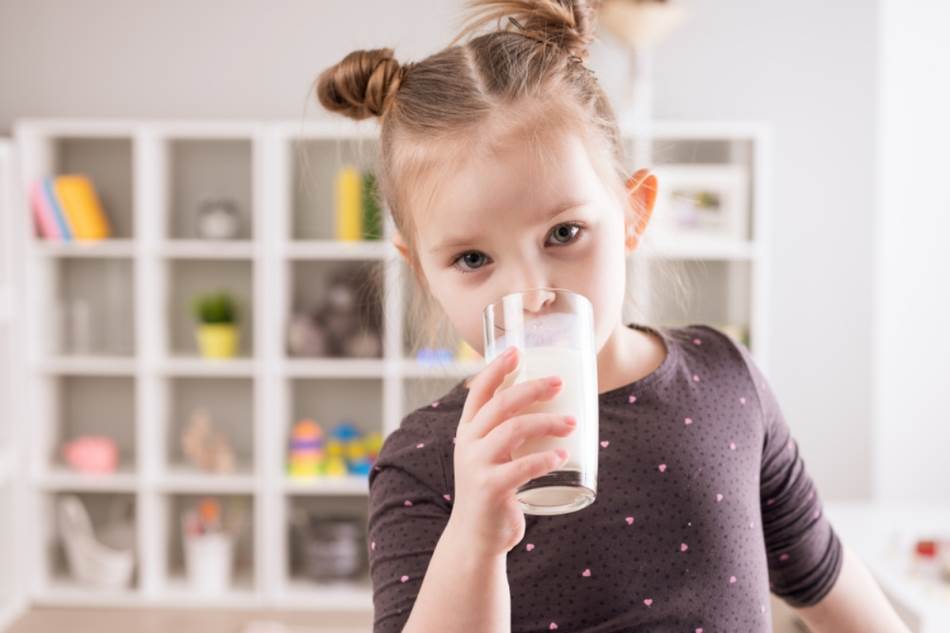 Dete pije mleko