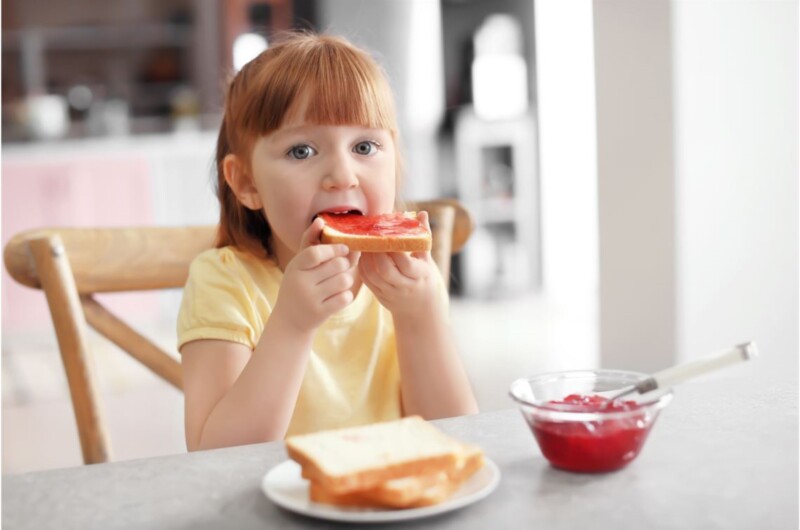devojcica dete jede dzem