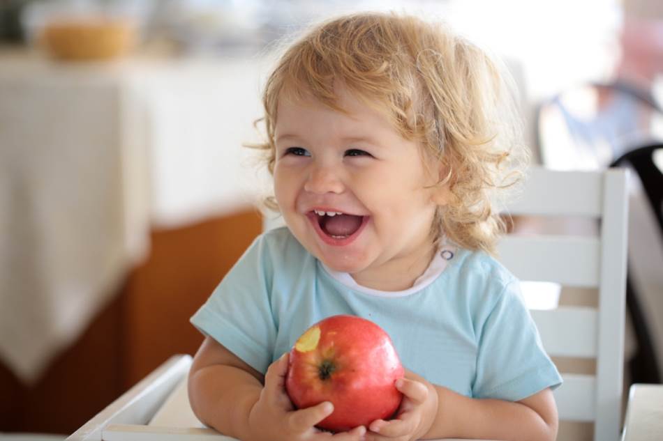 Dete jede jabuku