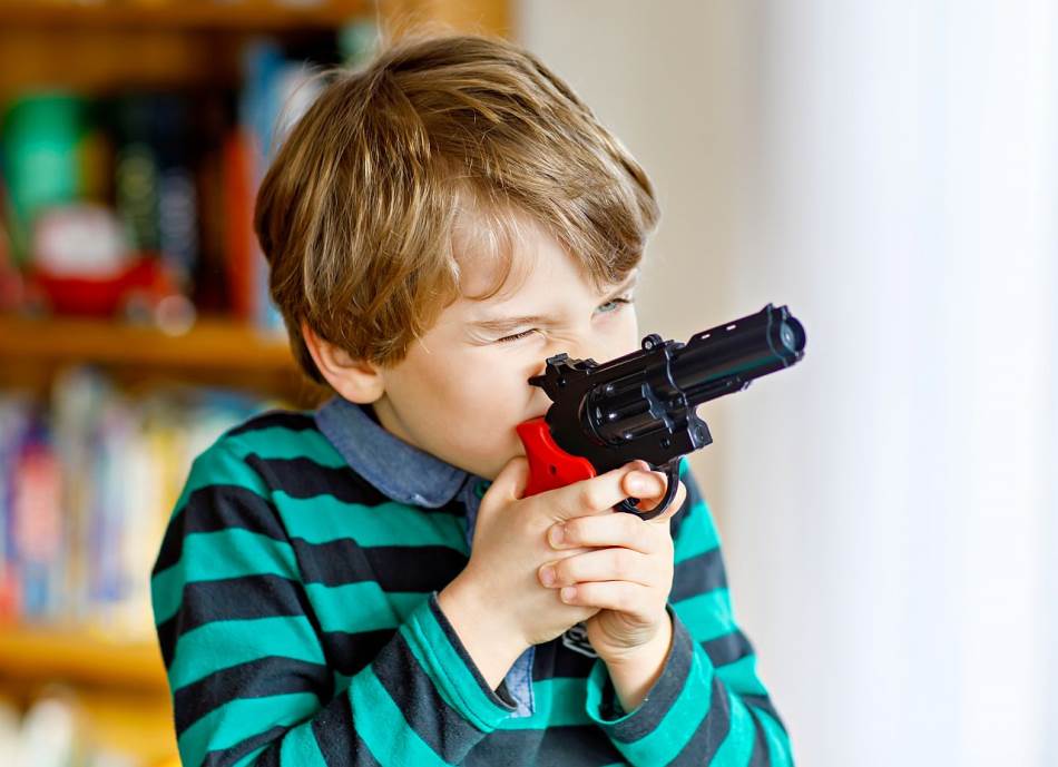 Dečak sa plastičnim pištoljem