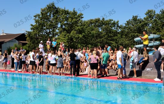 Uspešno završena i ovogodišnja besplatna škola plivanja na bazenima “Junaković” 4