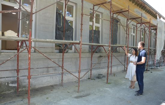 U toku rekonstrukcija fasade Doma kulture u Gakovu