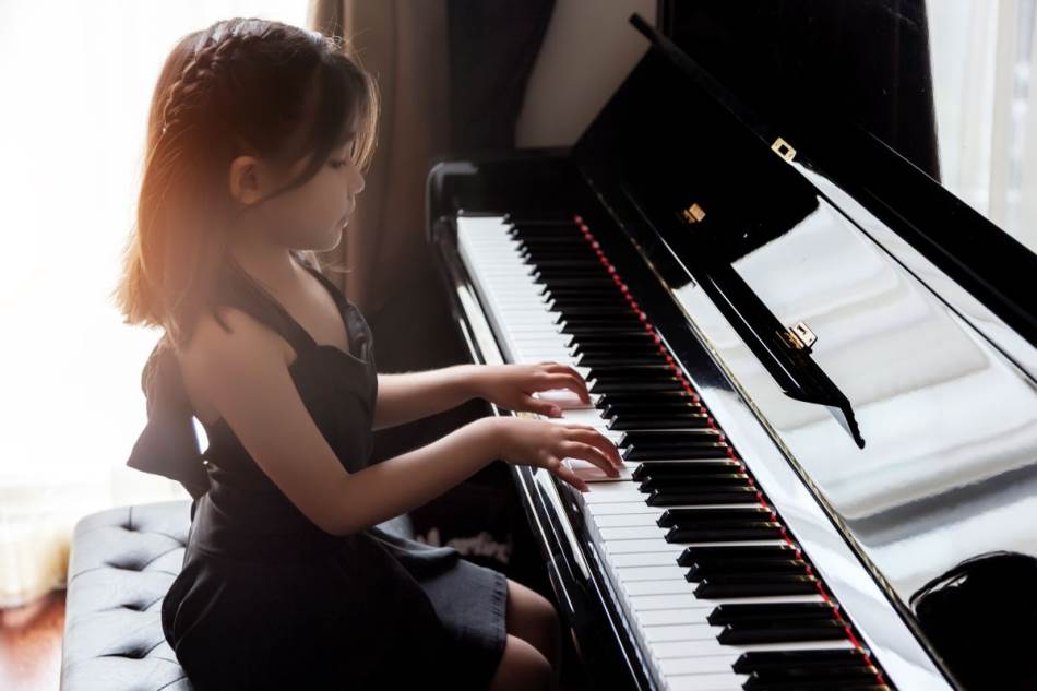 Dete svira klavir