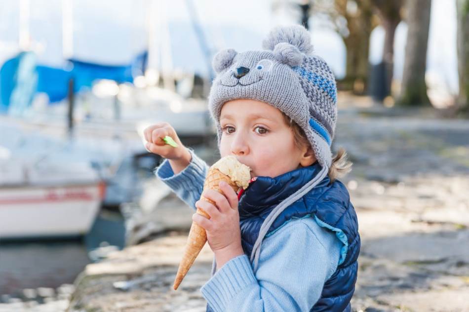 Dete jede sladoled zimi