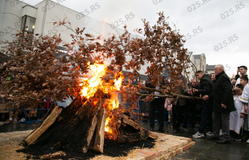 Paljenjem badnjaka tradicionalno obeležen Badnji dan u Somboru