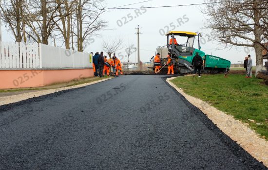 Radovi na asfaltiranju u Kljajićevu