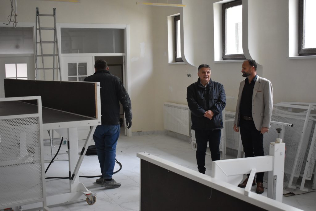 (FOTO) Odžaci: Nikolić obišao radove na rekonstrukciji objekta Kulturnog centra 2