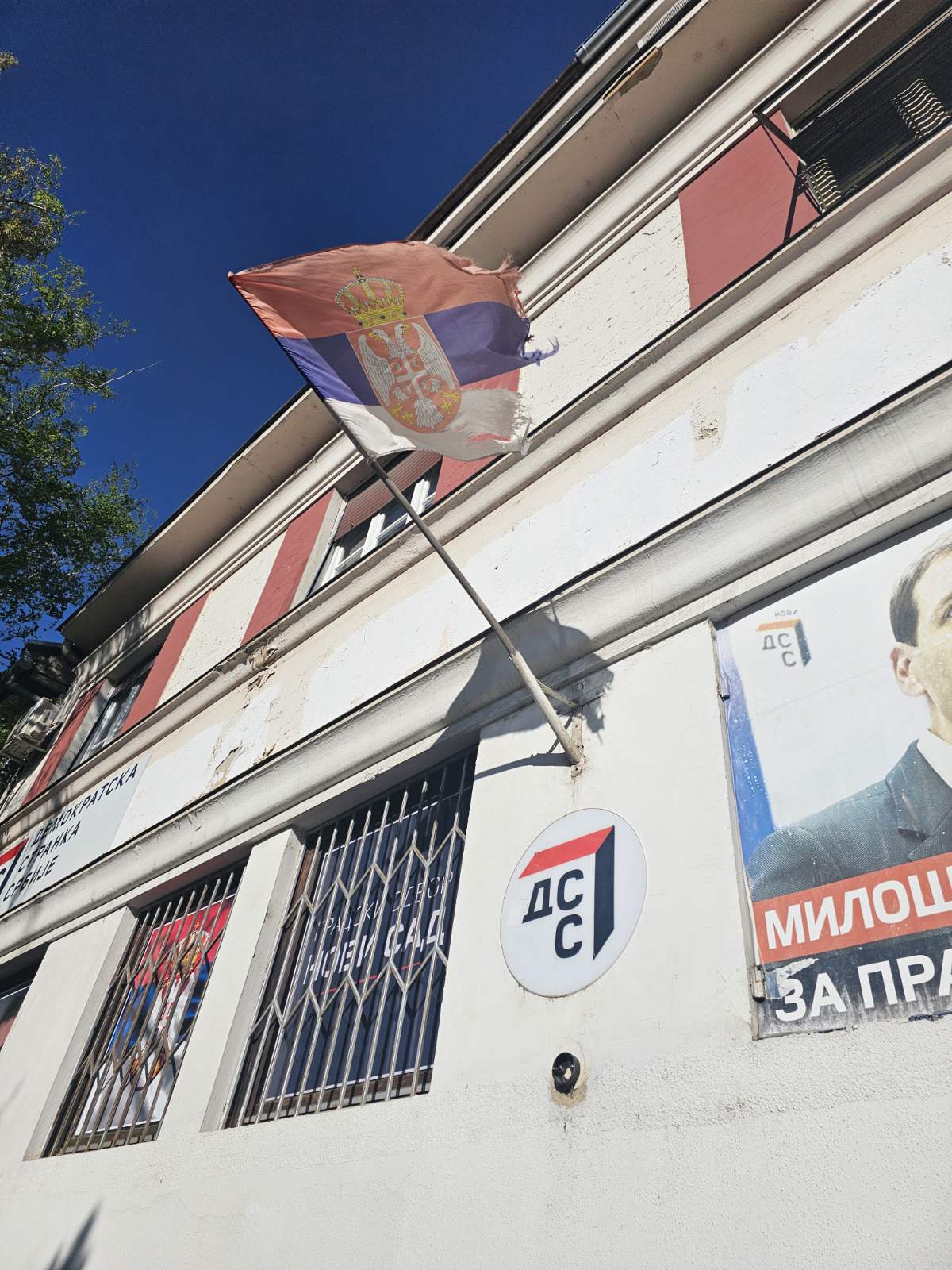 Skandalozan odnos Miloša Jovanovića i Novog DSS prema zastavi Srbije u Novom Sadu
