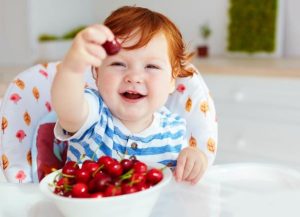 Dete jede trešnje