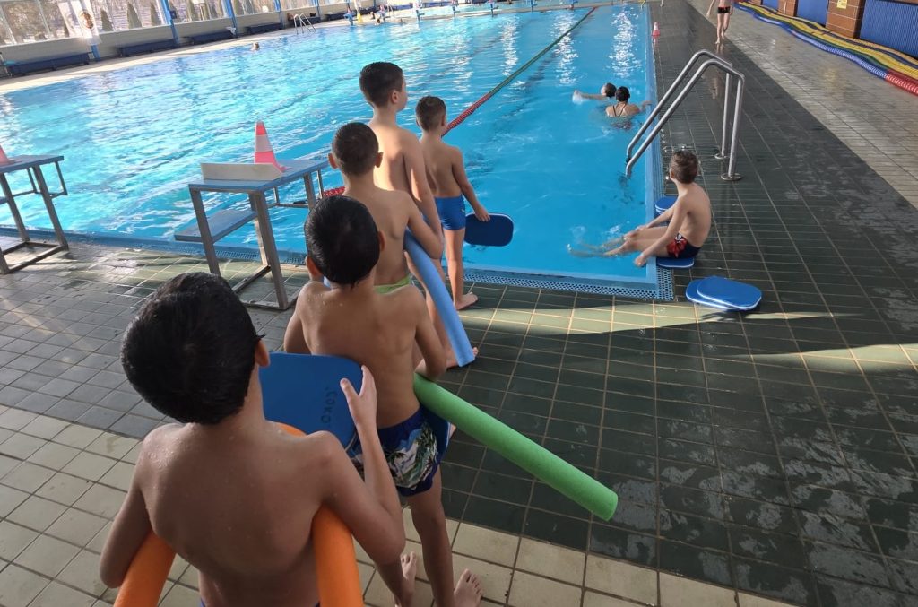 U toku obuka plivanja đaka OŠ „Bratstvo-jedinstvo“ iz S. Miletića 3