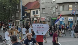 KONAČNO SU PALE KONAČNO SU PALE SVE MASKE! BLOKADERI U NOVOM SADU PROPAGIRAJU DA SE U SREBRENICI DESIO GENOCID!