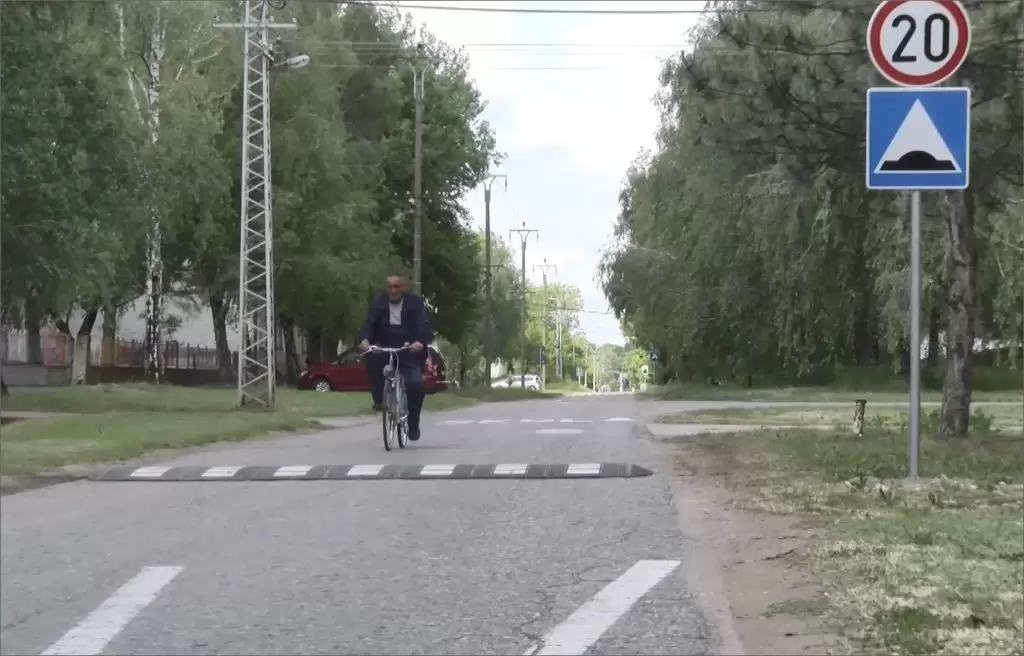 Biciklista i ležeći policajac