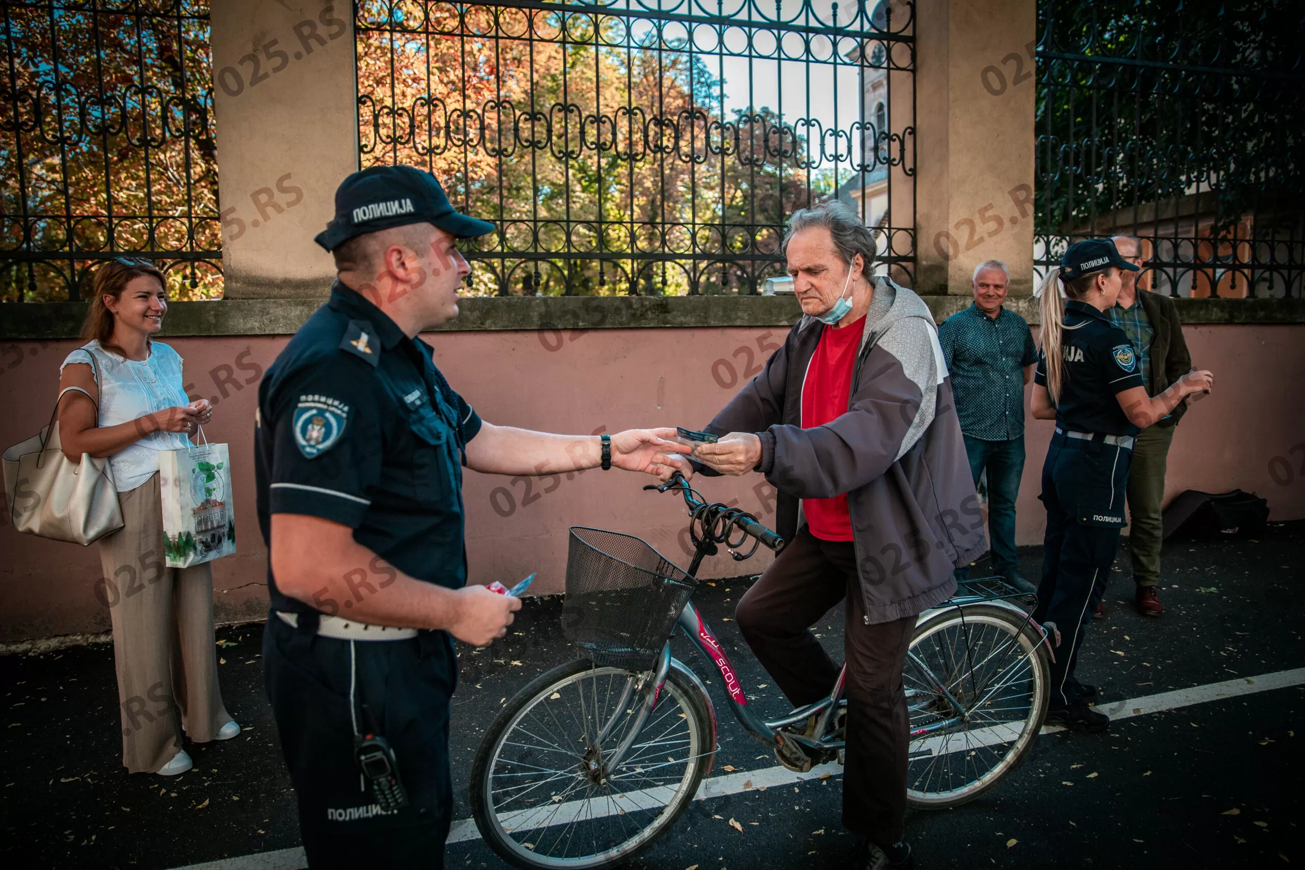 Policajac i biciklista