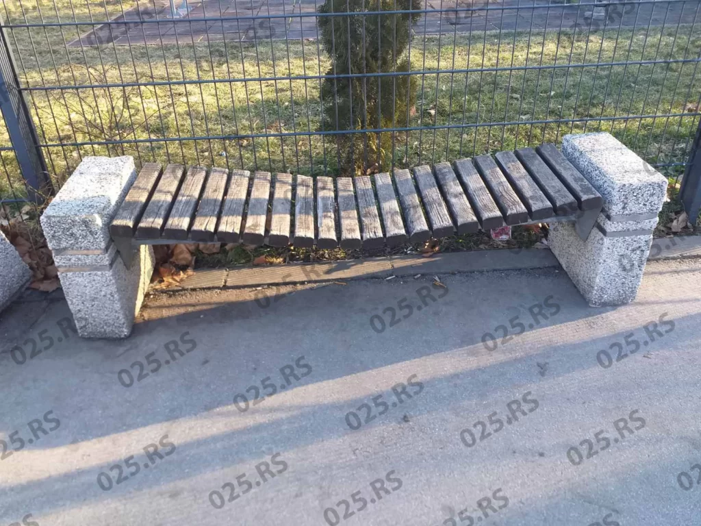 uništen mobilijar