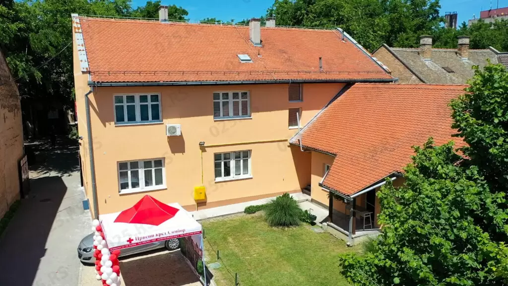 Fasada - Crveni krst Sombor