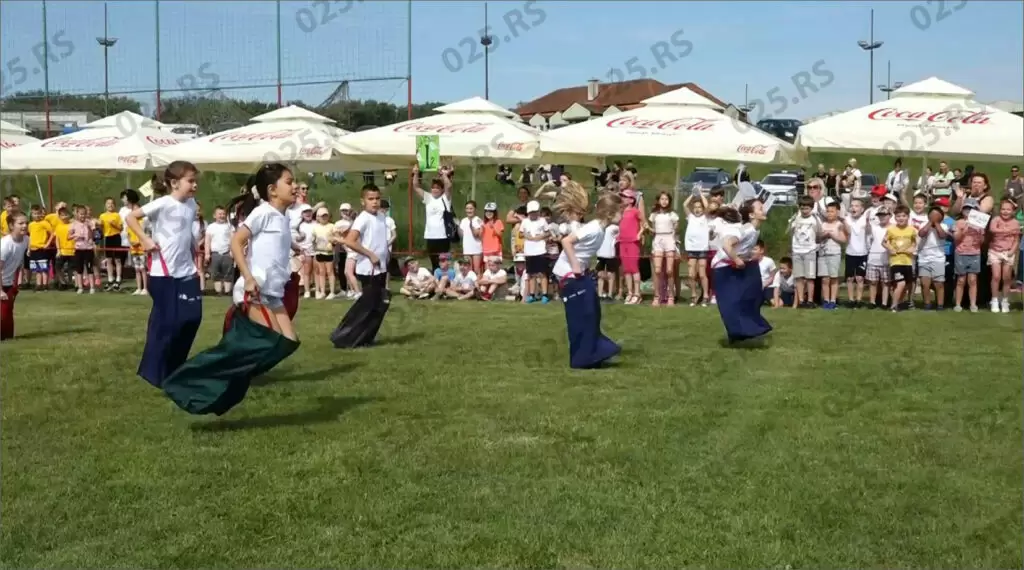 Dečije igre Apatin - Skakanje u džakovima