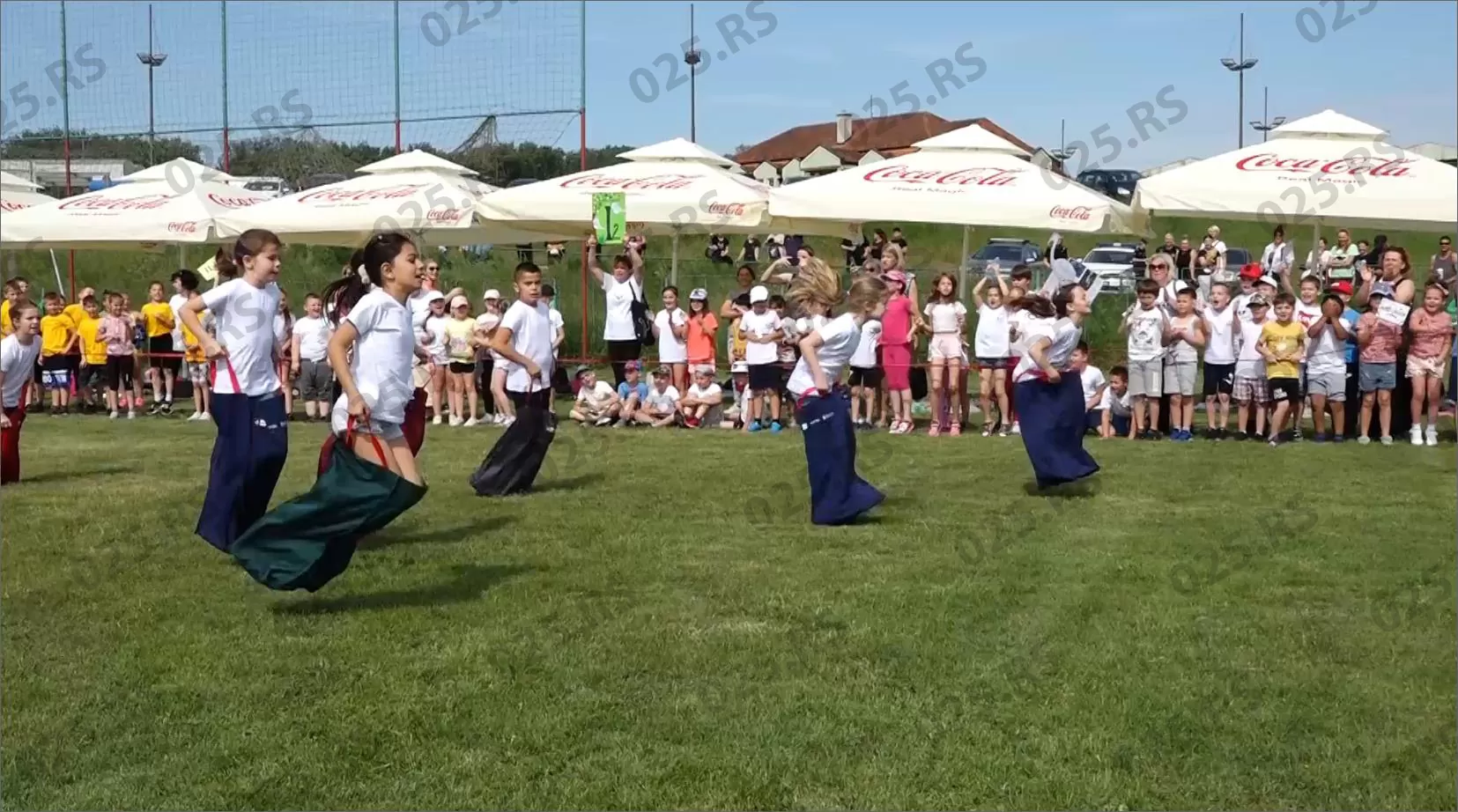 Dečije igre Apatin - Skakanje u džakovima