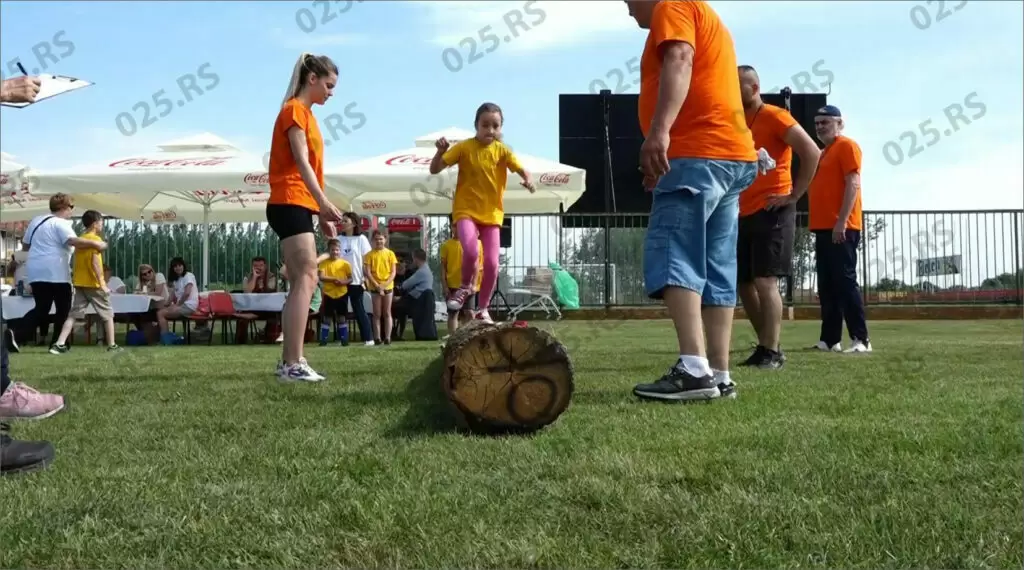 Dečije igre Apatin - Trčanje na deblu