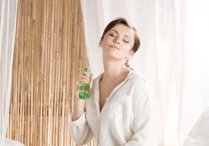žena