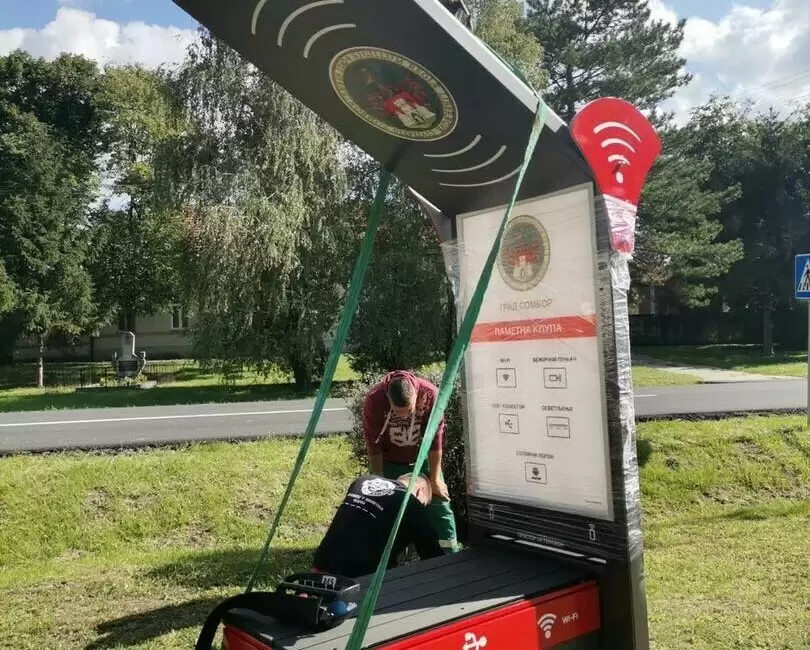 JKP Zelenilo Sombor - postavljanje pametne klupe u Kolutu 1