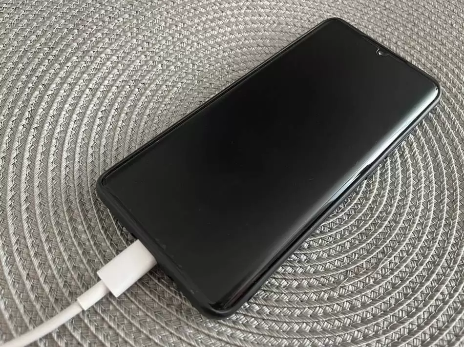 Telefon na punjaču