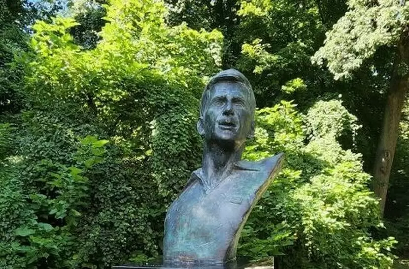 Novak Đoković - bista 1