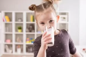 Dete pije mleko