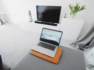 Laptop i televizor