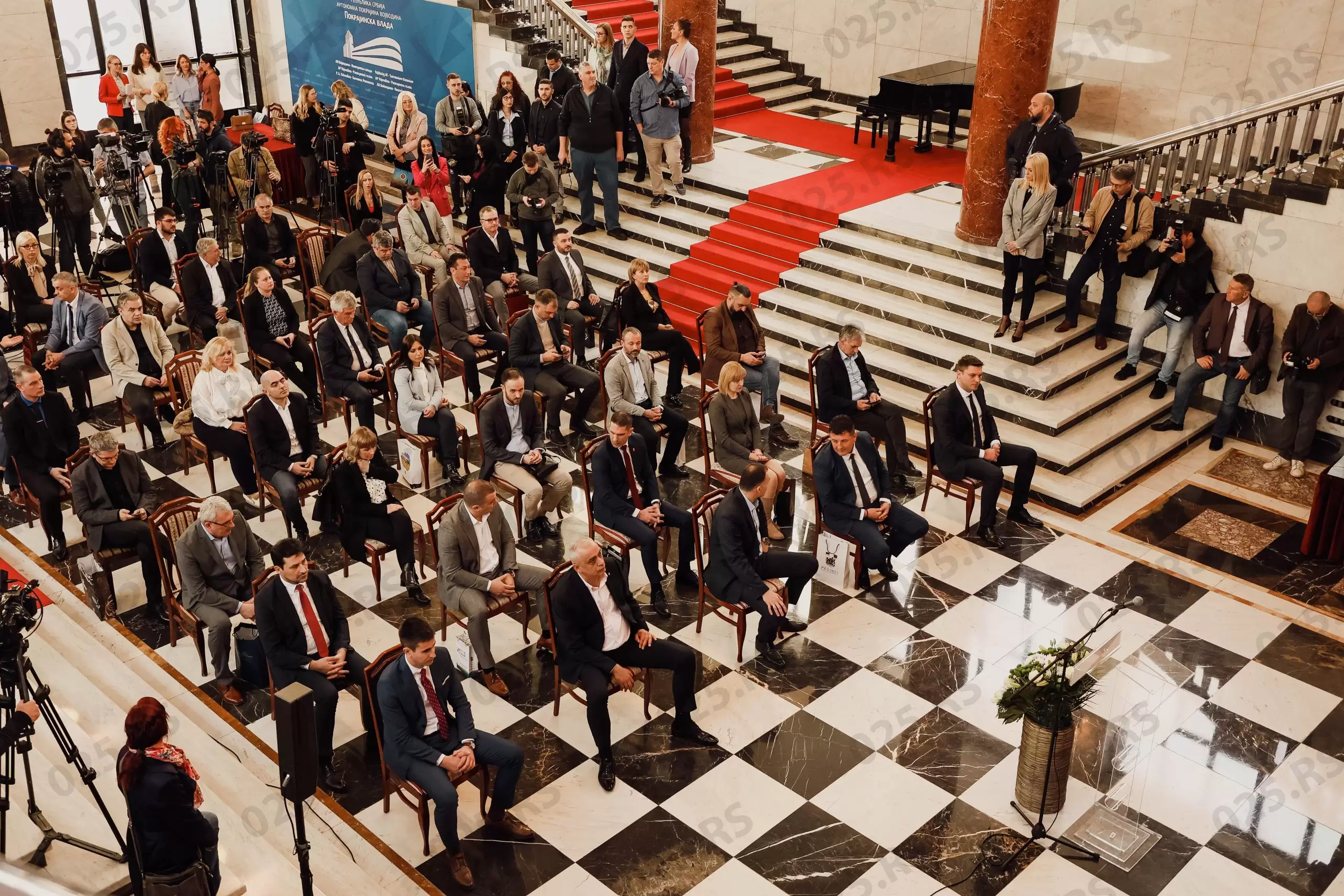 Pokrajinska vlada - potpisivanje ugovora 