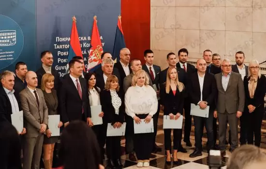 Pokrajinska vlada - potpisivanje ugovora 1