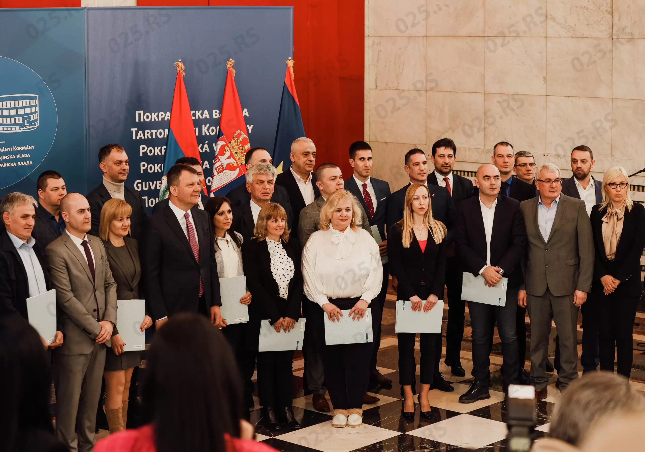 Pokrajinska vlada - potpisivanje ugovora 1