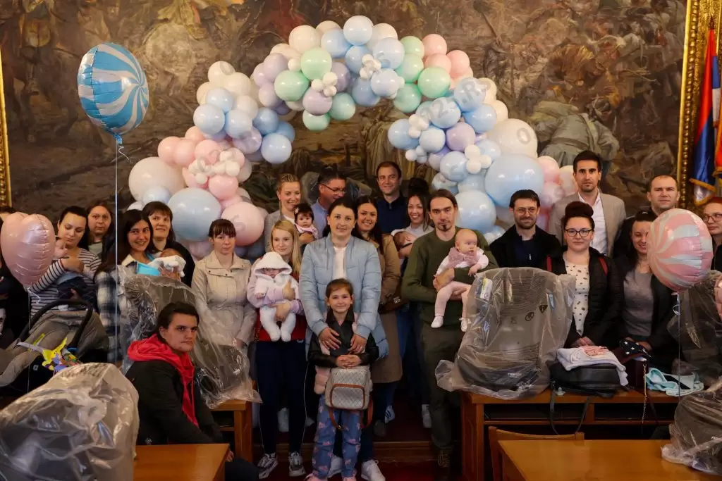 Dodeljena auto-sedišta za prvih sto beba rođenih u 2023. godini 4