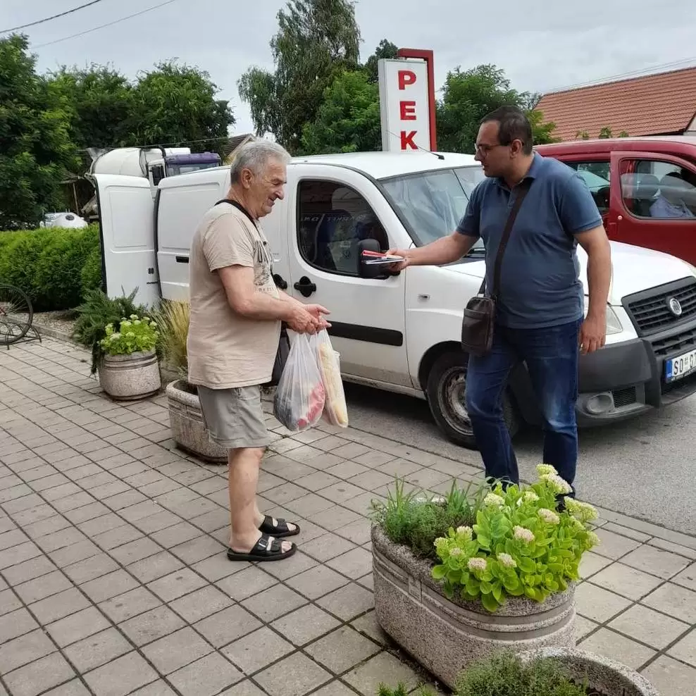 Aktivisti više mesnih odbora SNS Sombor u razgovoru sa građanima 1