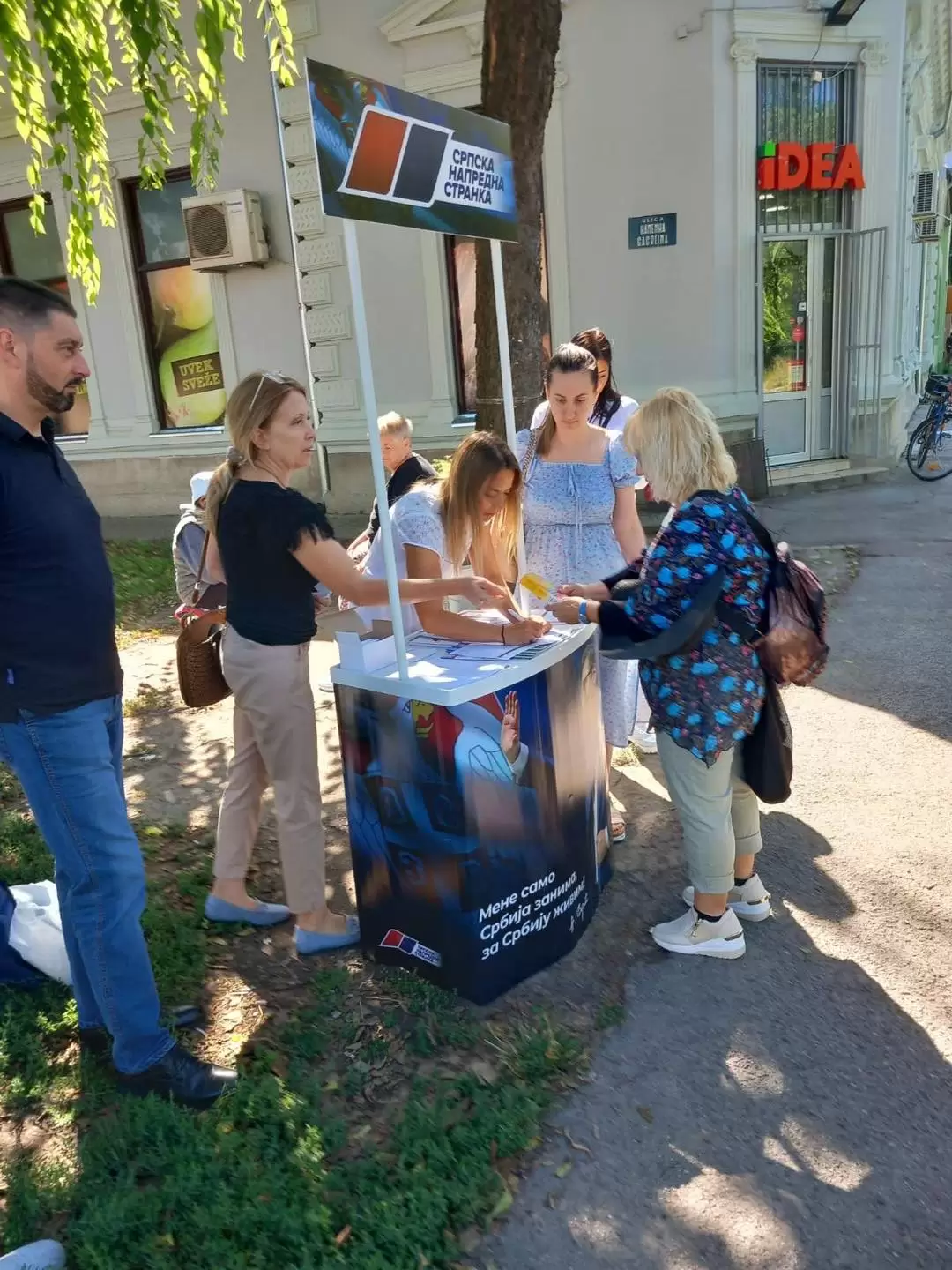 Aktivisti MO SNS Kolut i Bački Breg u razgovoru sa građanima 1