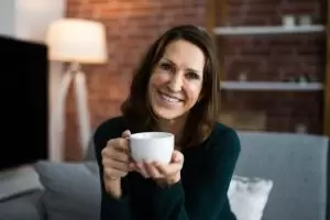 Žena pije kafu
