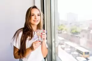 zena pije vodu