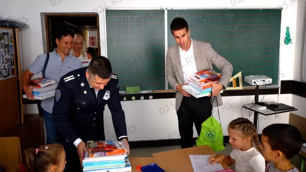Ratković sa saradnicima uručio poklone đacima prvacima 4