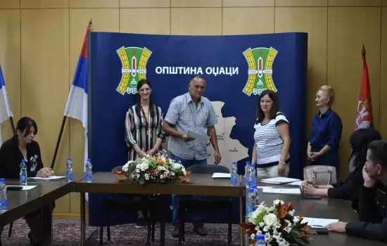 Odžaci: Uručeni ugovori za javne radove, samozapošljavanje i novo zapošljavanje 1