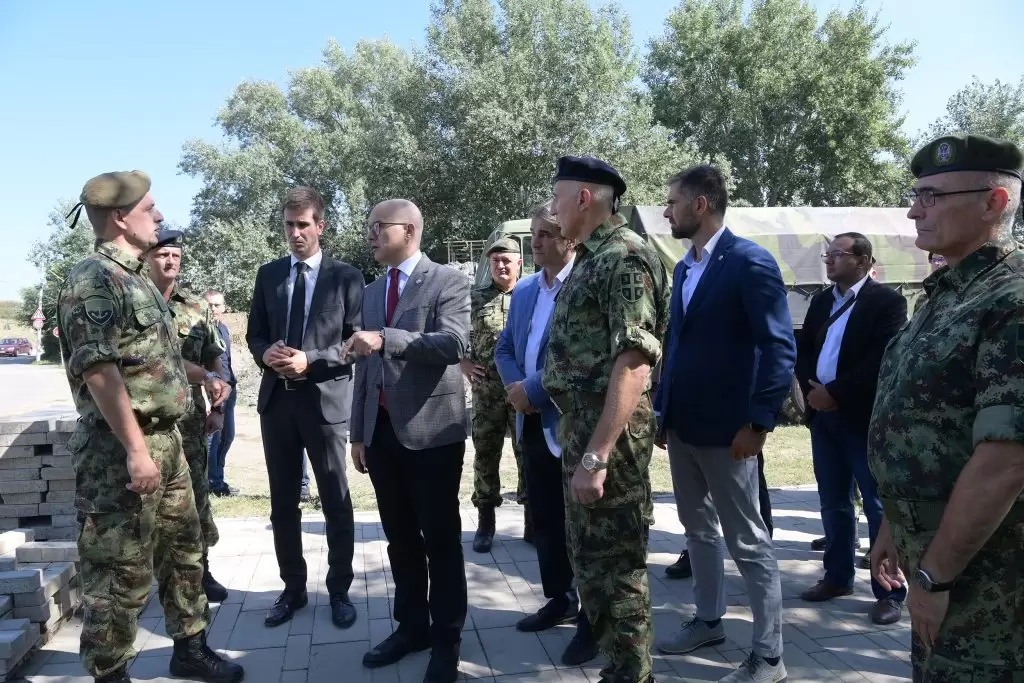 Vučević obišao pontonski most na Velikom bačkom kanalu 6