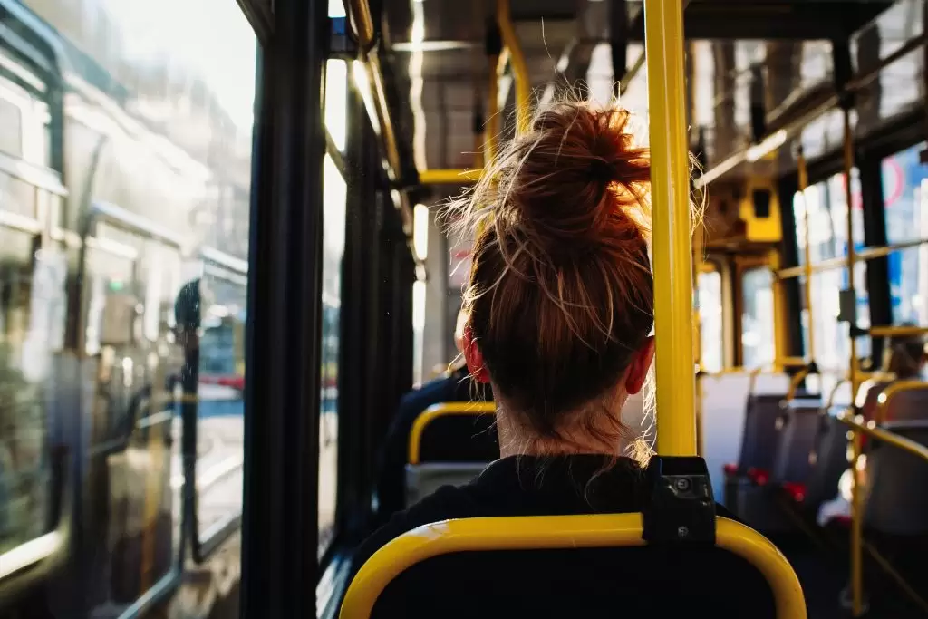 devojka u autobusu
