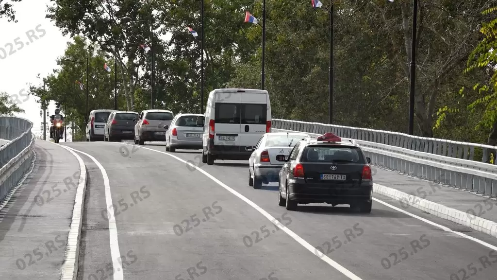 Automobili na mostu