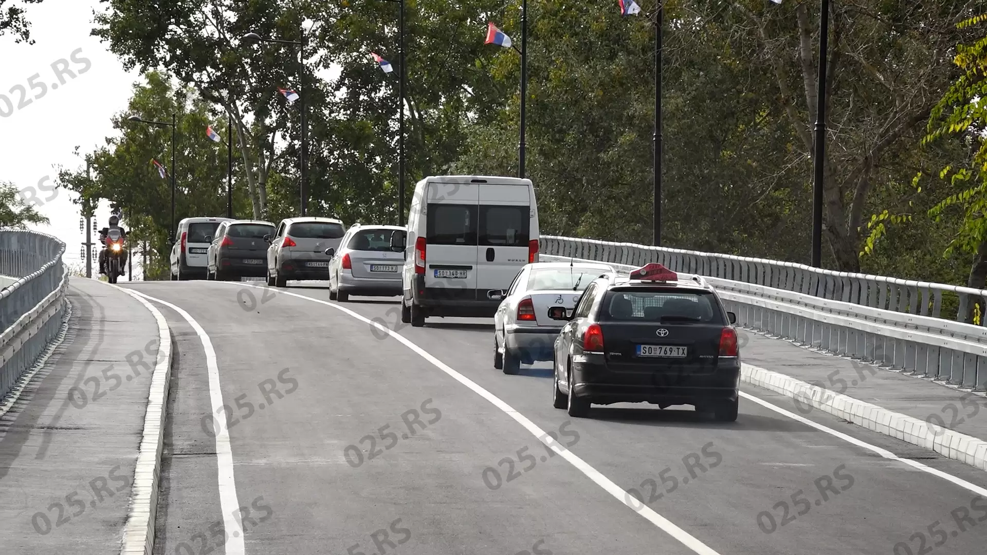 Automobili na mostu