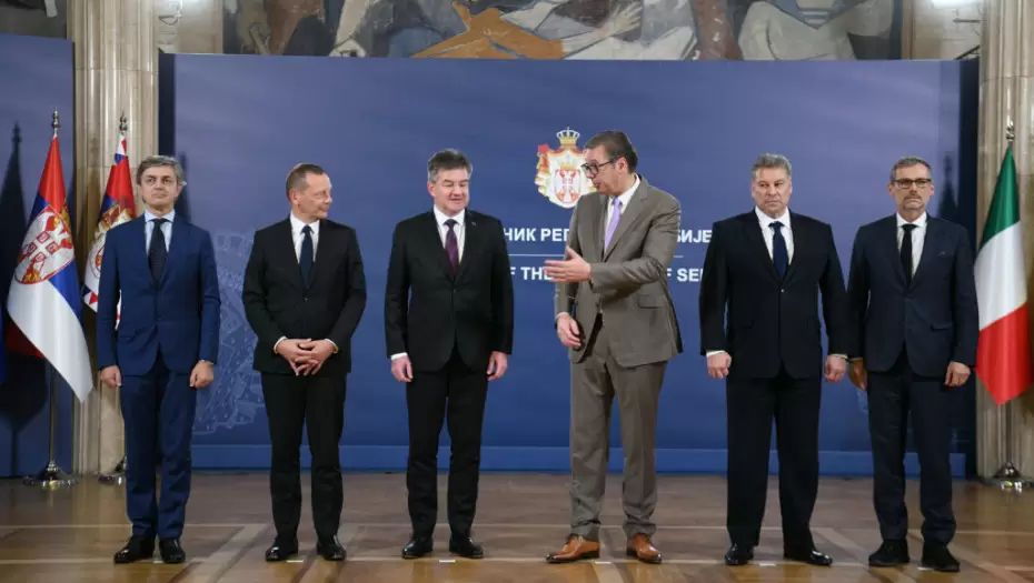 Vučić i petorka